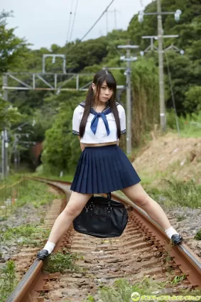 東條詩織《制服の下のFカップに完全ノックアウト!!》 寫真集 [DGC] NO.1346