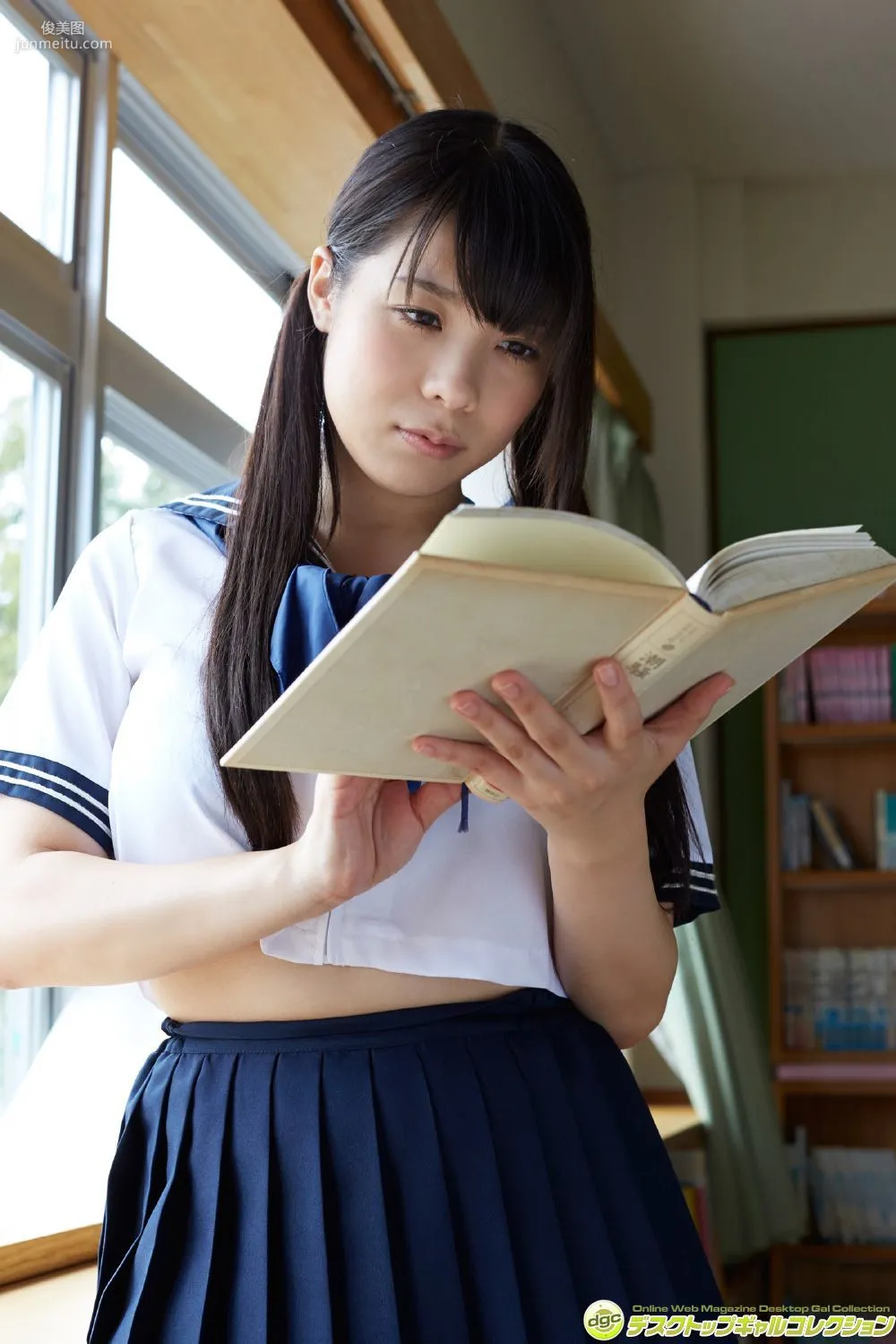東條詩織《制服の下のFカップに完全ノックアウト!!》 寫真集 [DGC] NO.1346 8