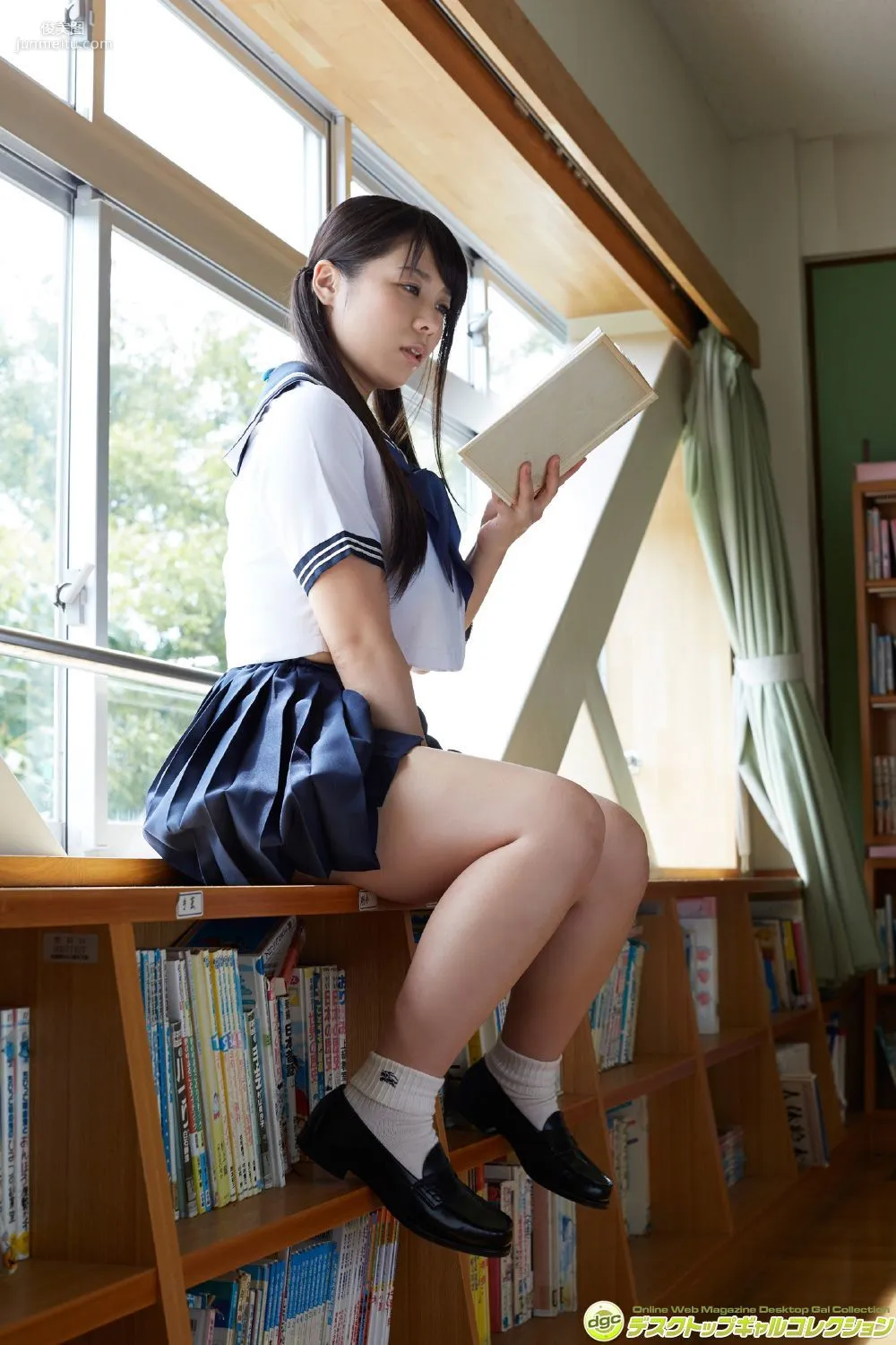 東條詩織《制服の下のFカップに完全ノックアウト!!》 寫真集 [DGC] NO.1346 9