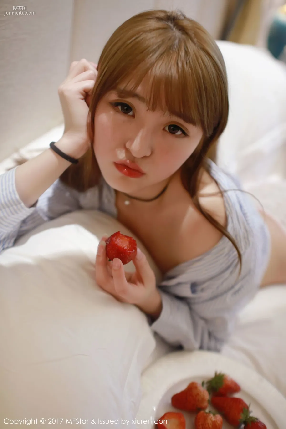伊小七MoMo《草莓内褲+襯衫系列》 [模範學院MFStar] Vol.096 寫真集 18