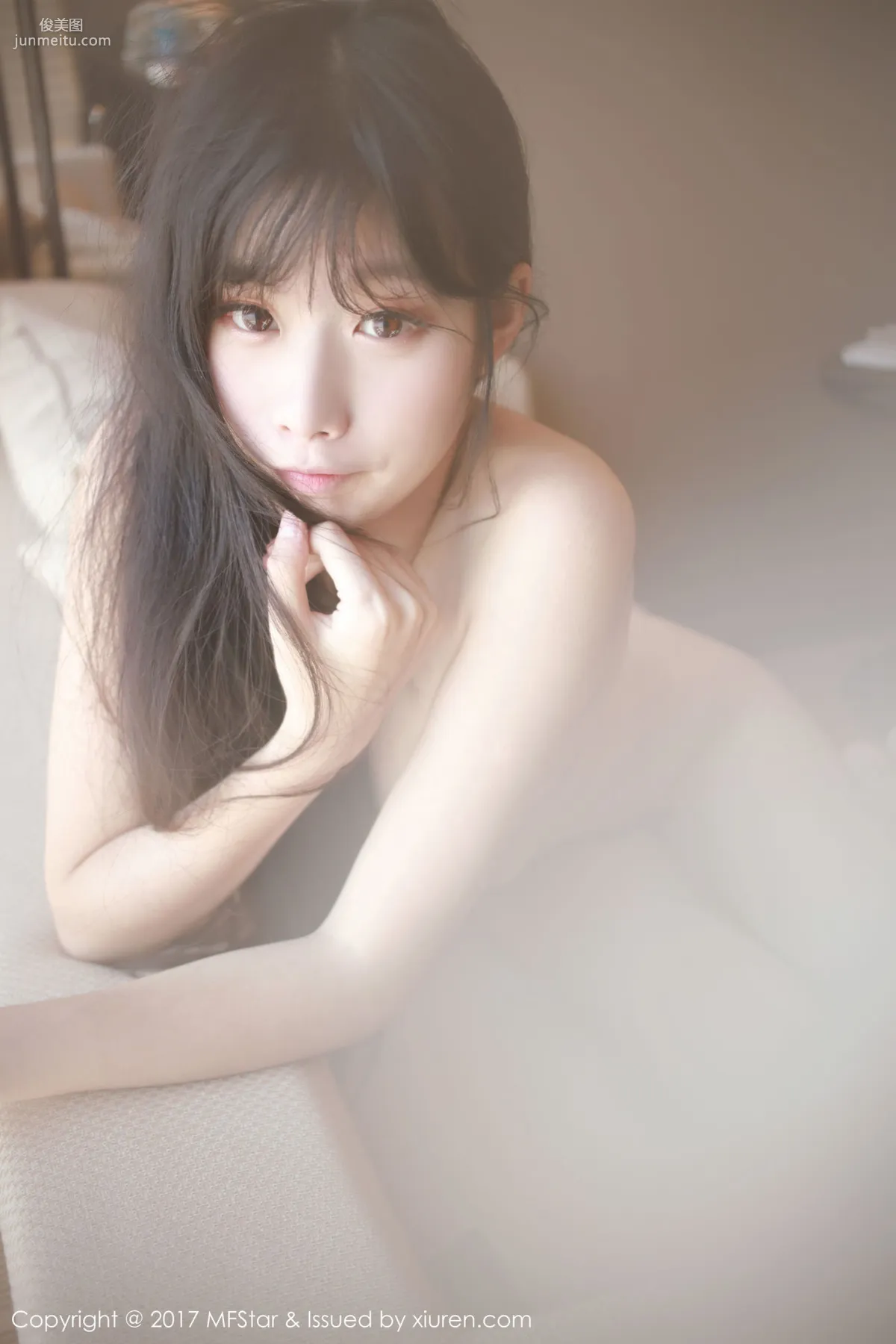 草莓兔兔《雪白肌膚的少女胴體》 [模範學院MFStar] Vol.083 寫真集 10