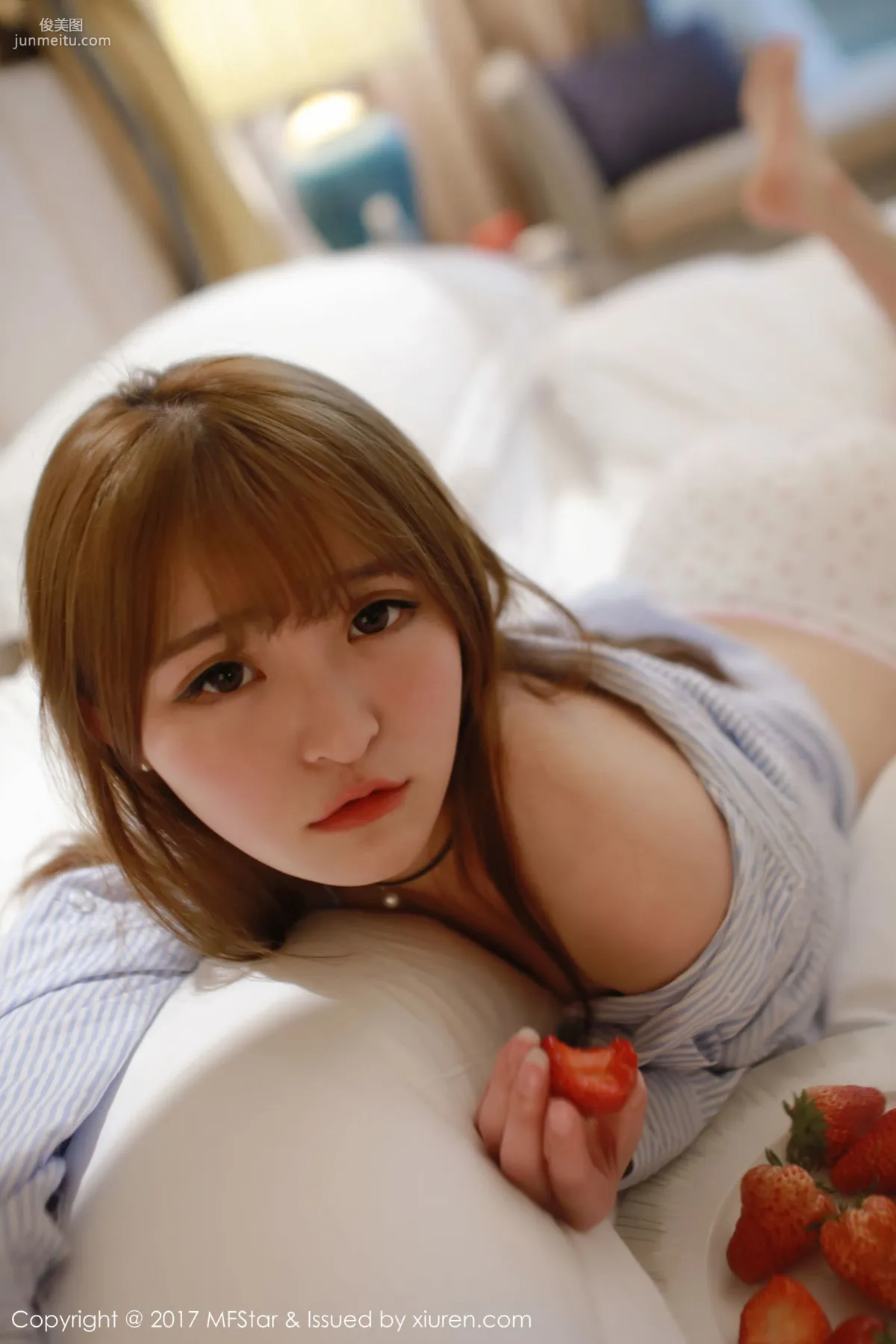 伊小七MoMo《草莓内褲+襯衫系列》 [模範學院MFStar] Vol.096 寫真集 24