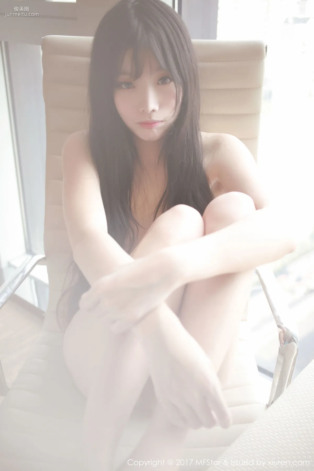 草莓兔兔《雪白肌膚的少女胴體》 [模範學院MFStar] Vol.083 寫真集 1
