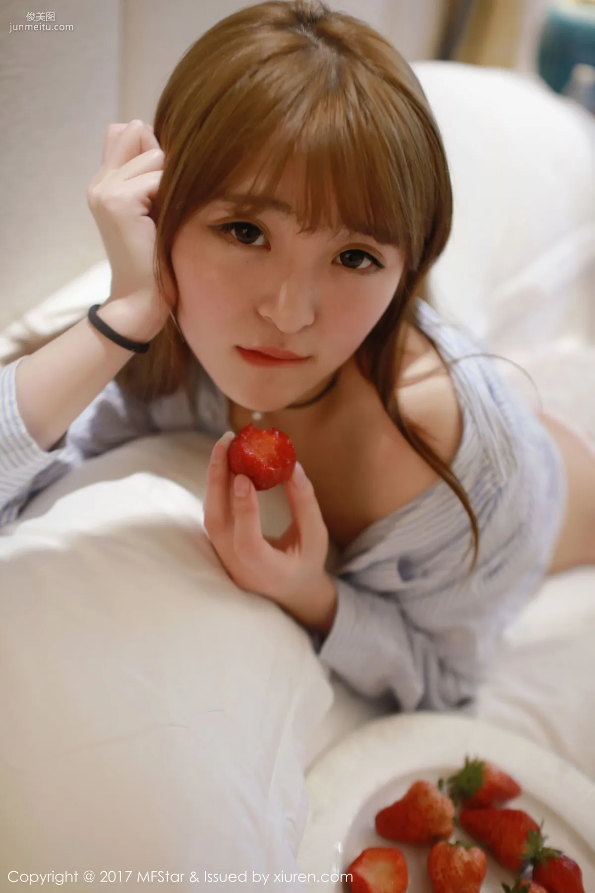 伊小七MoMo《草莓内褲+襯衫系列》 [模範學院MFStar] Vol.096 寫真集 20