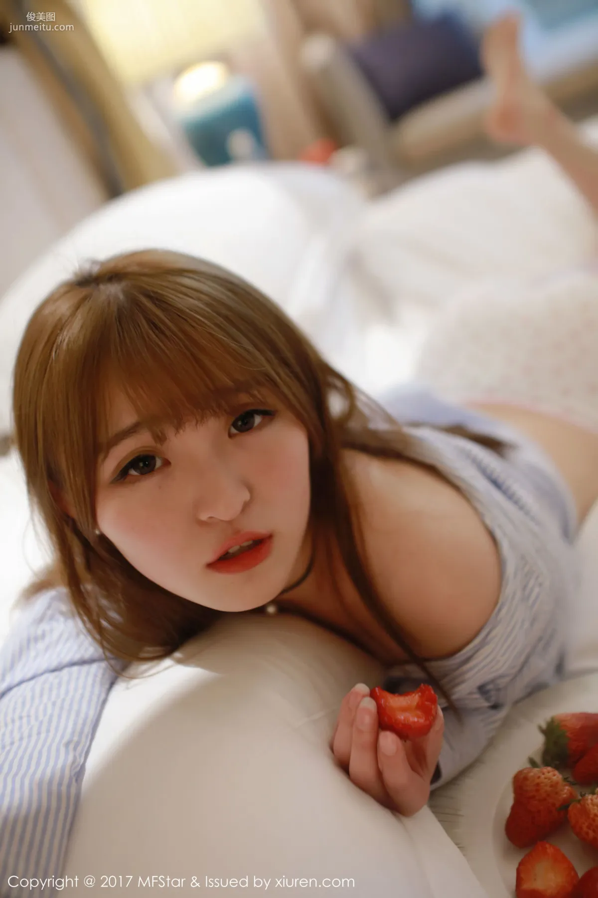伊小七MoMo《草莓内褲+襯衫系列》 [模範學院MFStar] Vol.096 寫真集 23