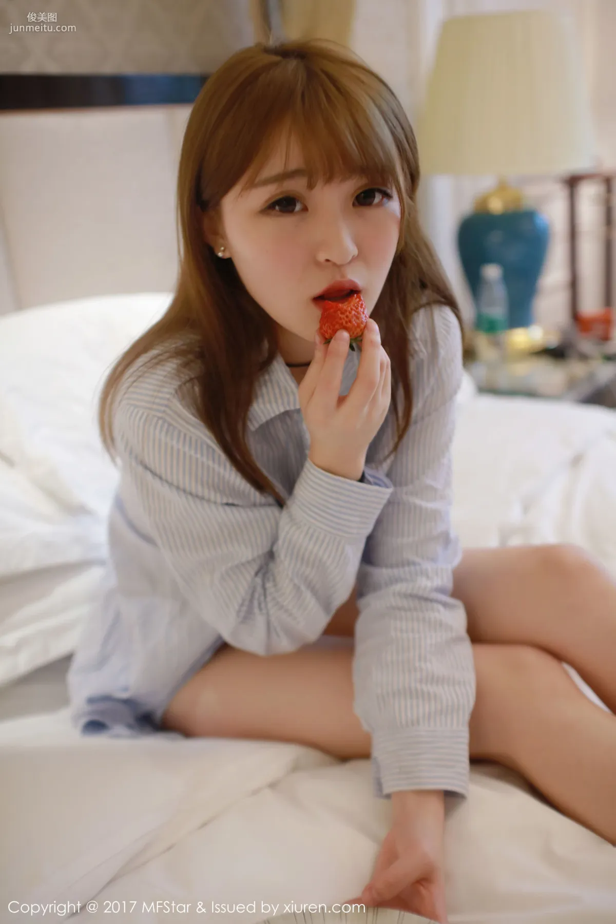 伊小七MoMo《草莓内褲+襯衫系列》 [模範學院MFStar] Vol.096 寫真集 4
