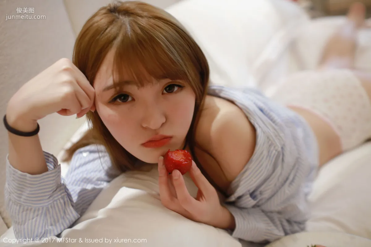 伊小七MoMo《草莓内褲+襯衫系列》 [模範學院MFStar] Vol.096 寫真集 21