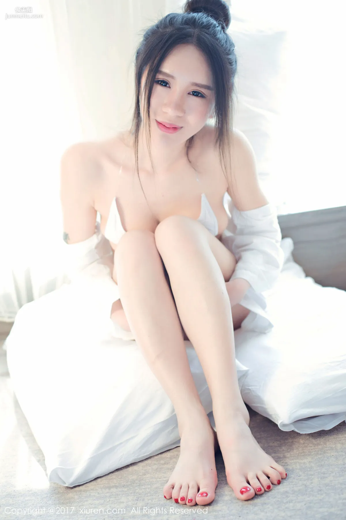 歐陽若依《白色比基尼和大尺度蕾絲女仆死庫水》 [秀人網XIUREN] No.715 寫真集 2