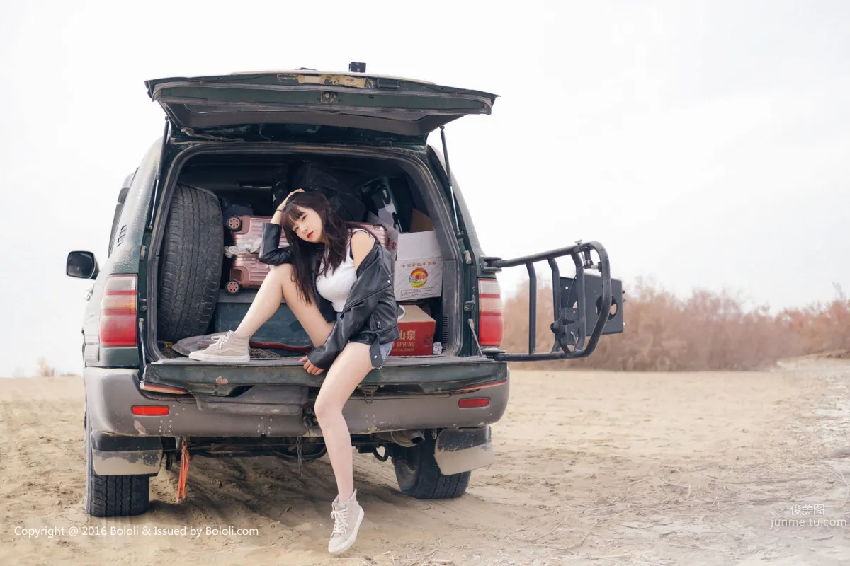 周聞/球球《沙漠機車女》 [Kimoe激萌文化] KIM010 寫真集 21