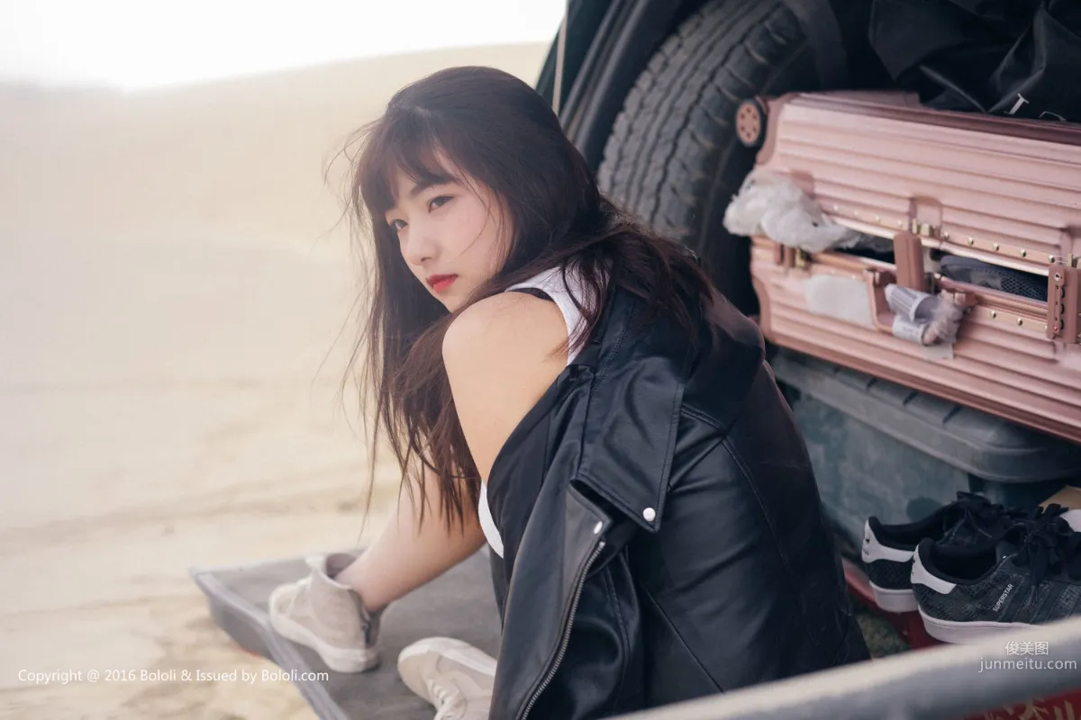 周聞/球球《沙漠機車女》 [Kimoe激萌文化] KIM010 寫真集 46