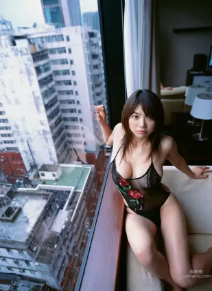 相澤仁美《香港の夜にひとみが輝いた》寫真集 [YS Web] Vol.170