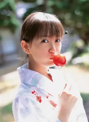 小松彩夏《オトナ？コドモ？》寫真集 [YS Web] Vol.135