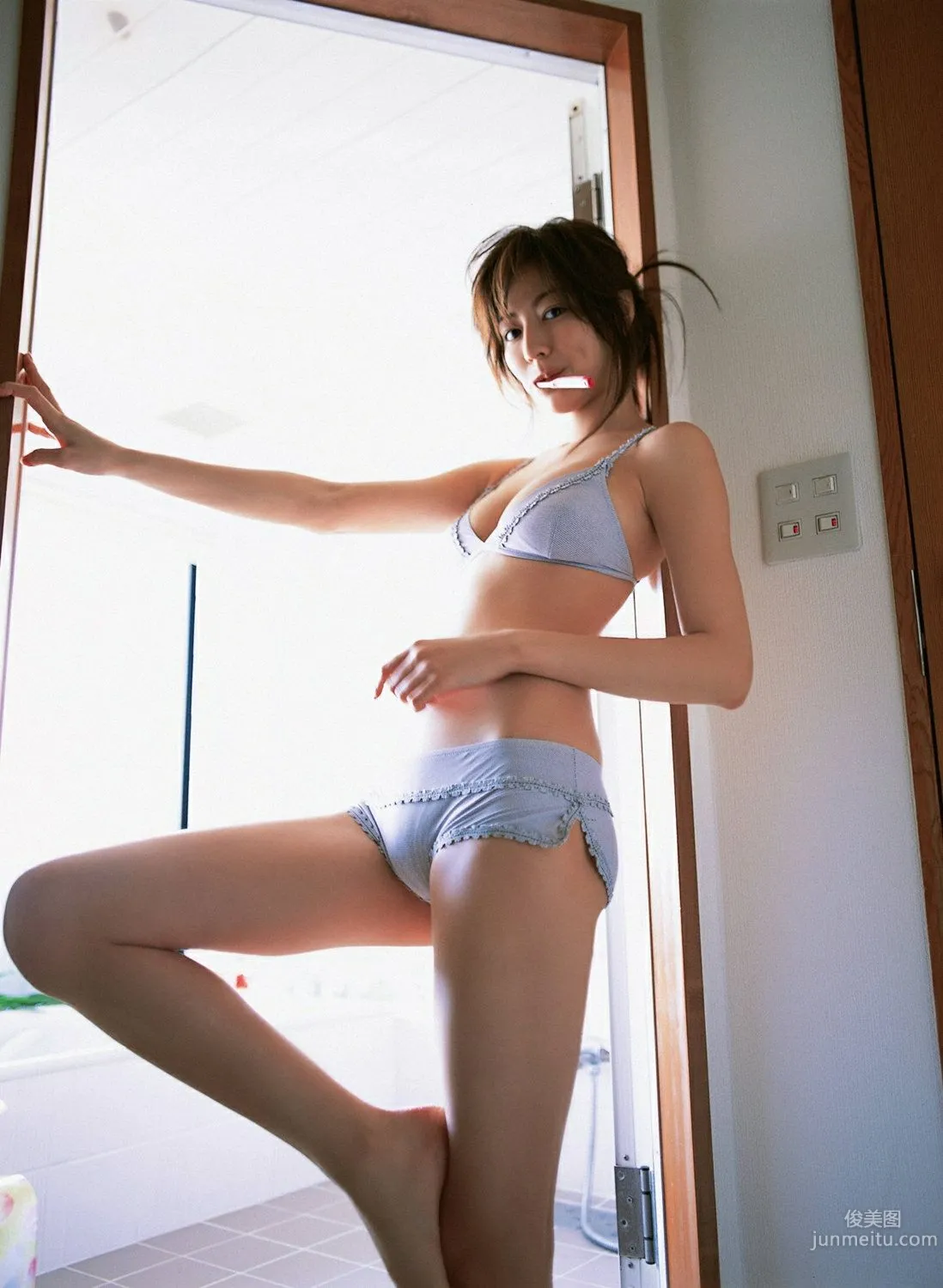 杉本有美《壓倒的美少女》寫真集 [YS Web] Vol.218 91