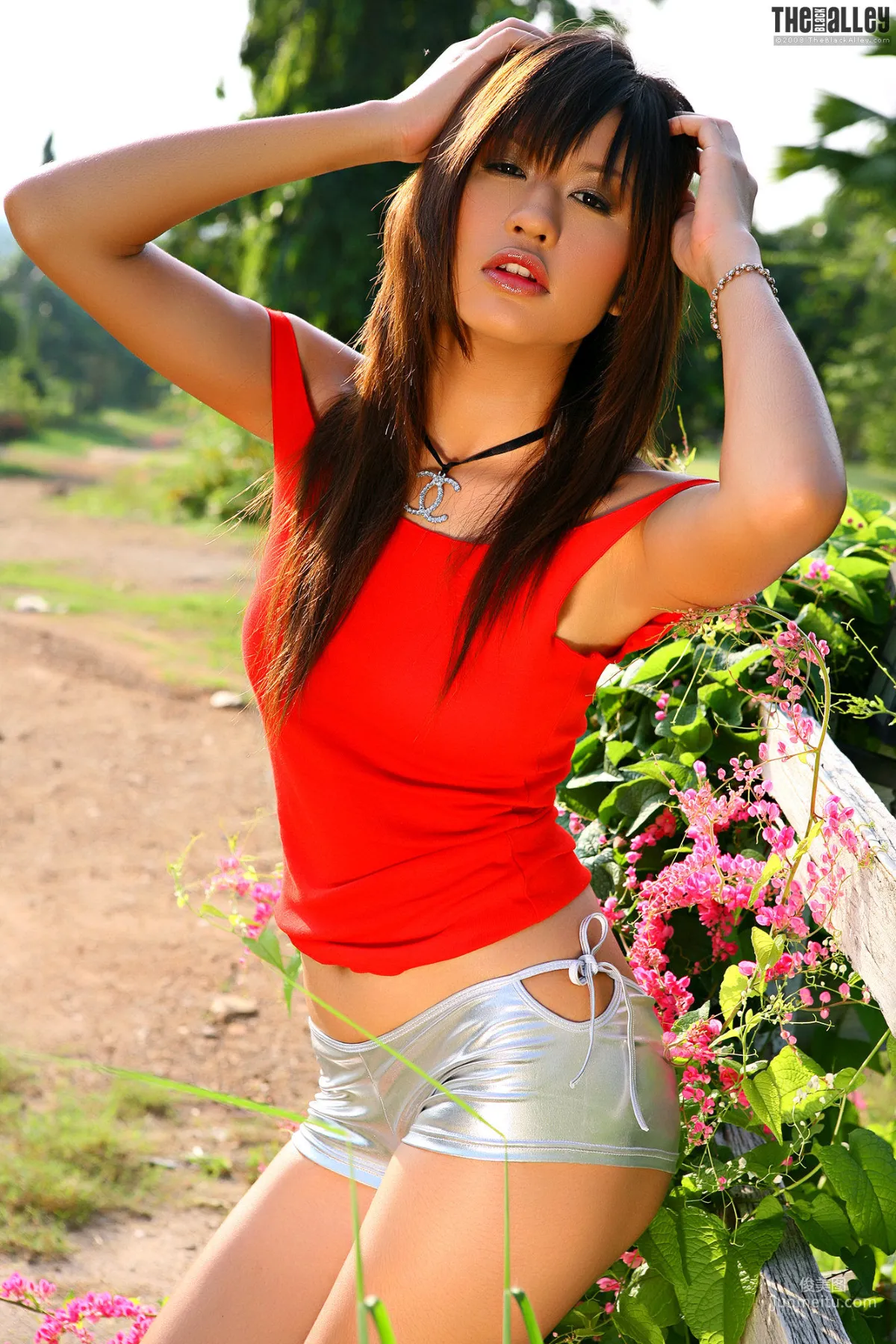 Babara Tang《红色背心+热裤》 [The Black Alley] 写真集12