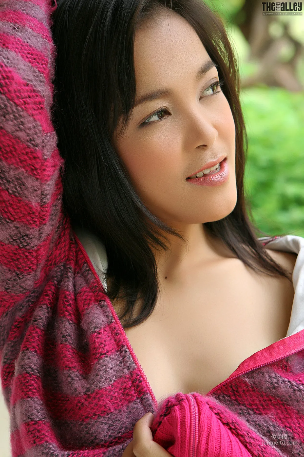 Carrie Lee《粉妹子+白色热裤》 [The Black Alley] 写真集28