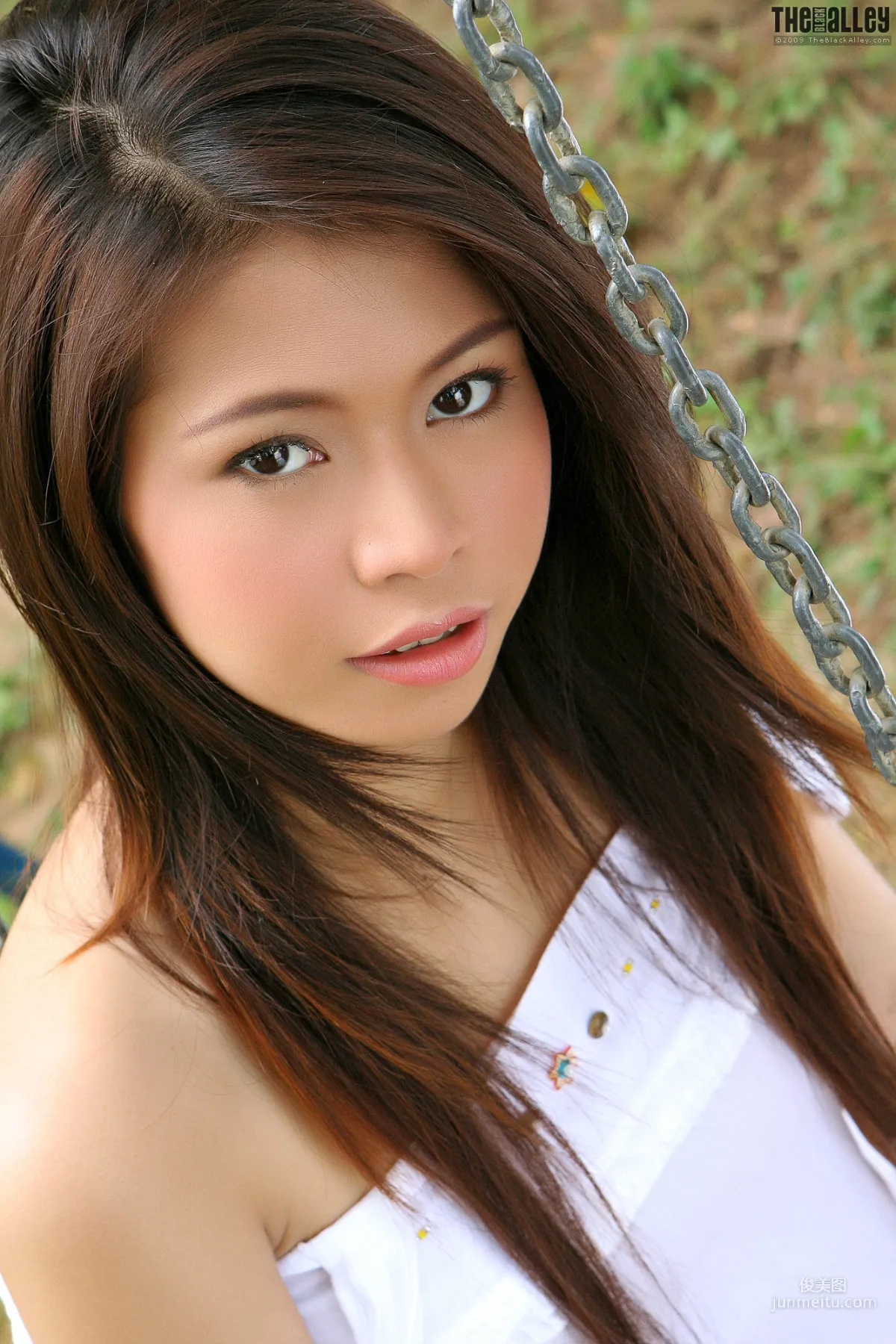 Jennie Leung《蕩秋千》 [The Black Alley] 寫真集 15