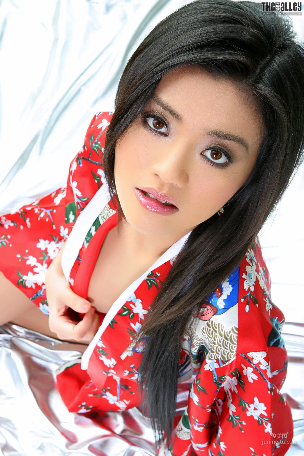 Christy Kee《和服睡衣外拍》 [The Black Alley] 寫真集 10