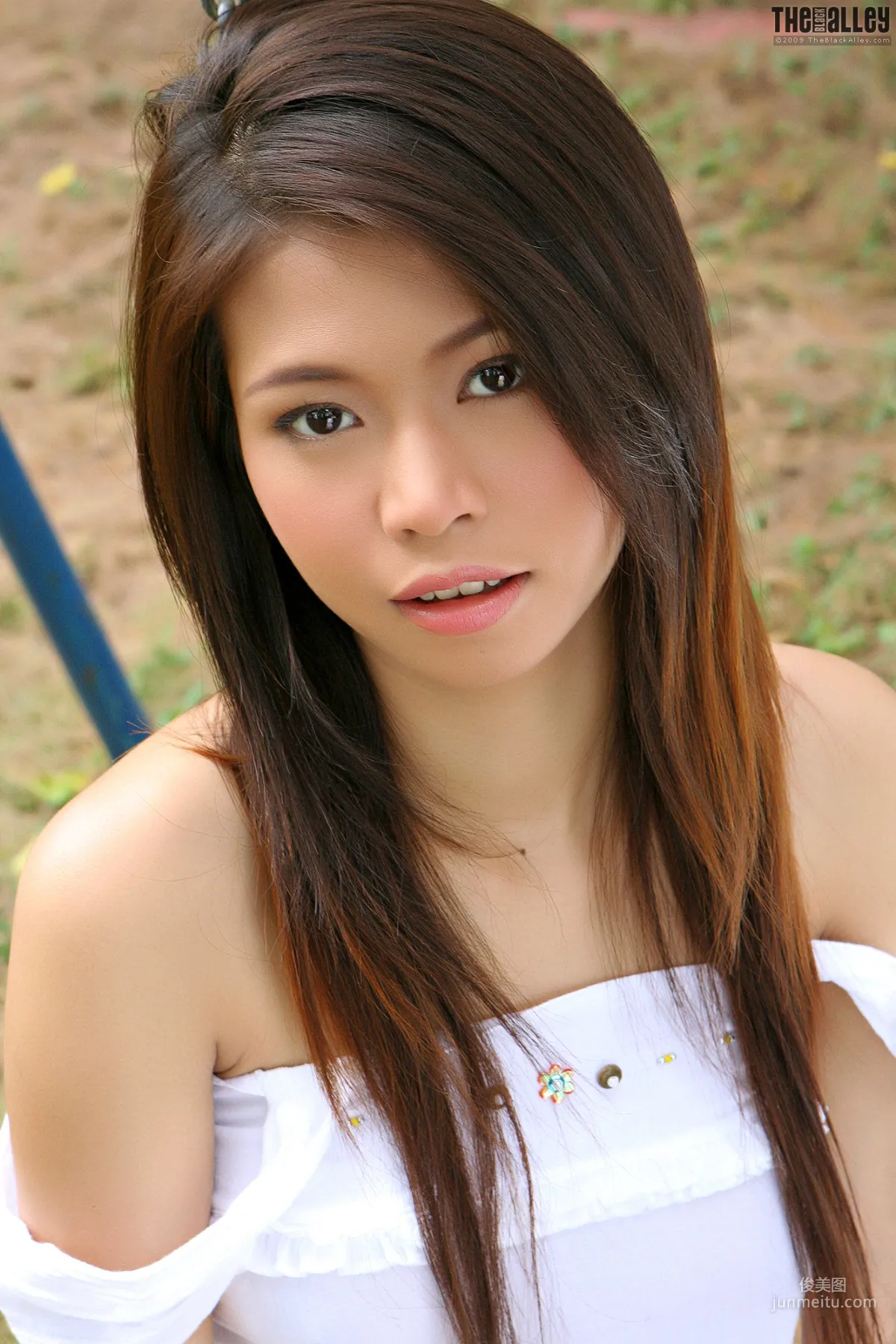 Jennie Leung《蕩秋千》 [The Black Alley] 寫真集 16