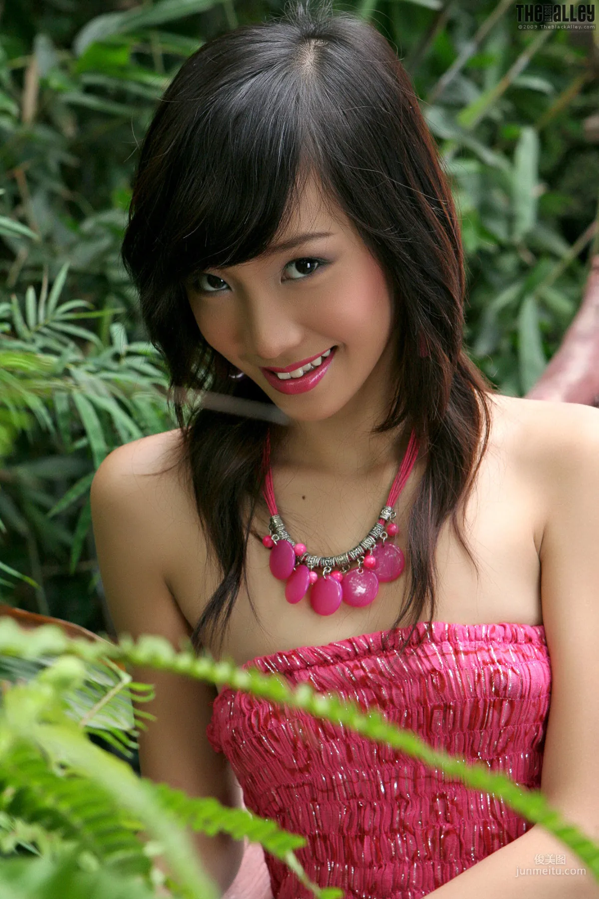 Lolita Cheng《紅色連衣裙軟妹》 [The Black Alley] 寫真集 21