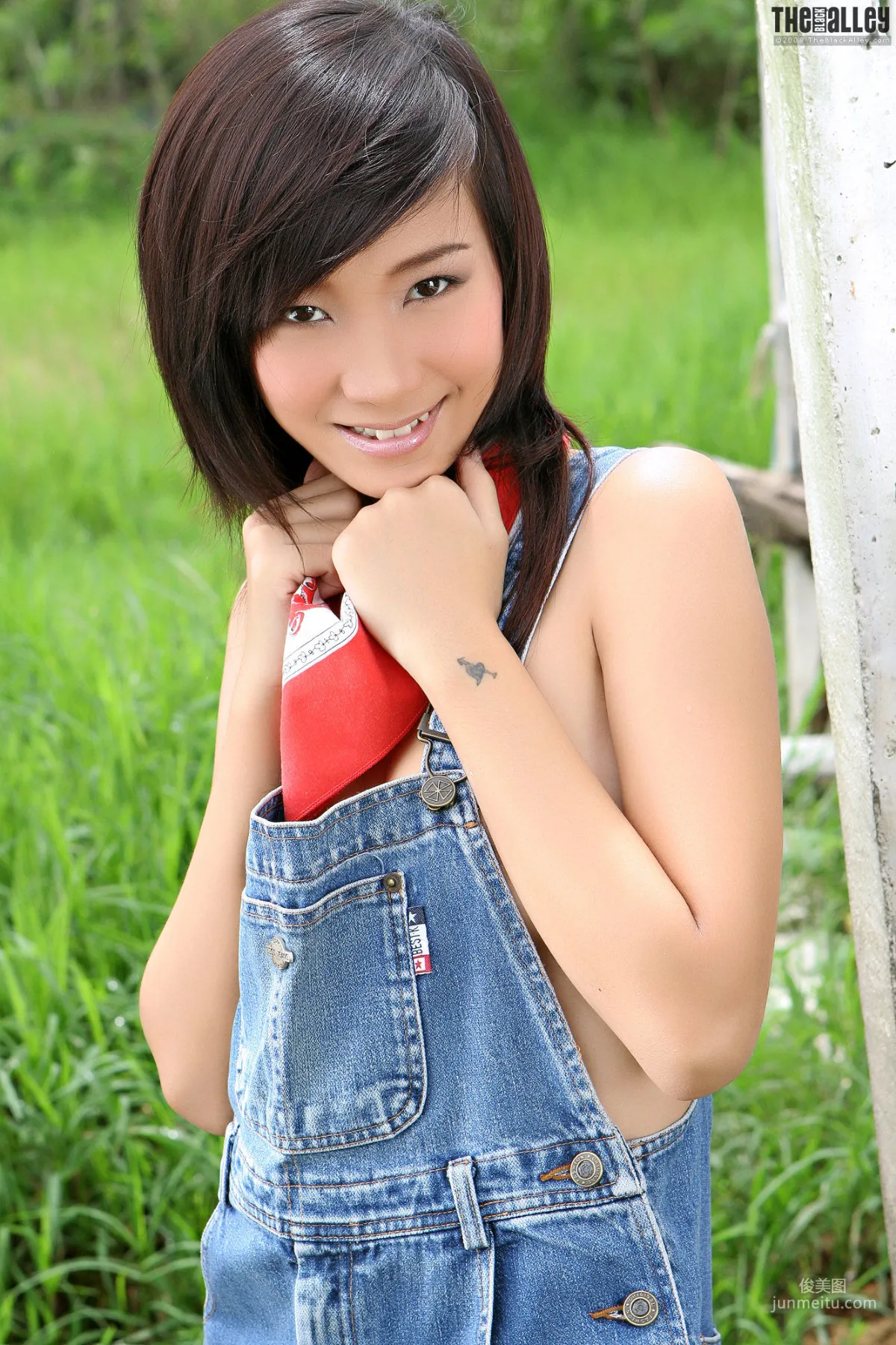 Lolita Cheng張慧敏《吊帶牛仔少女》 [The Black Alley] 寫真集 32