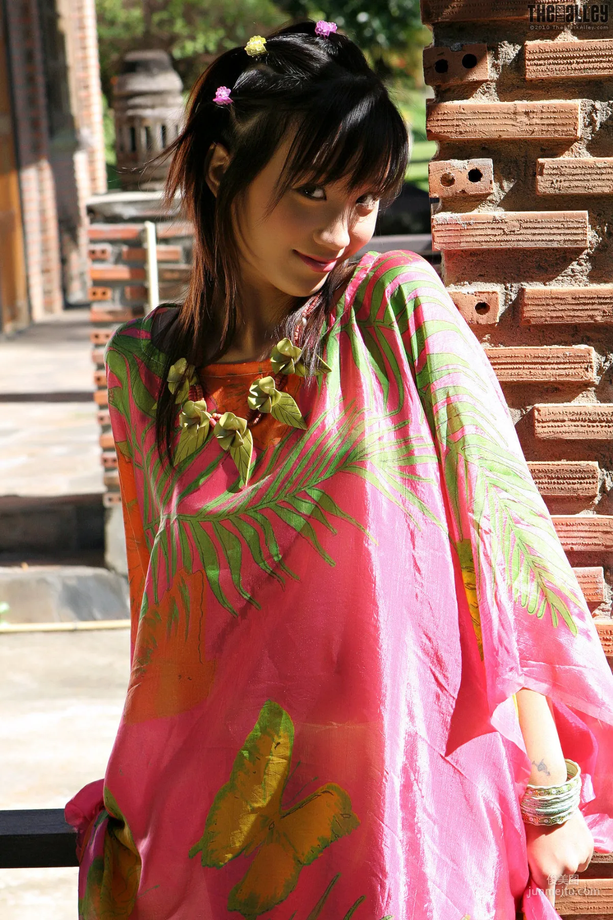 Lolita Cheng《透視薄衫》 [The Black Alley] 寫真集 22