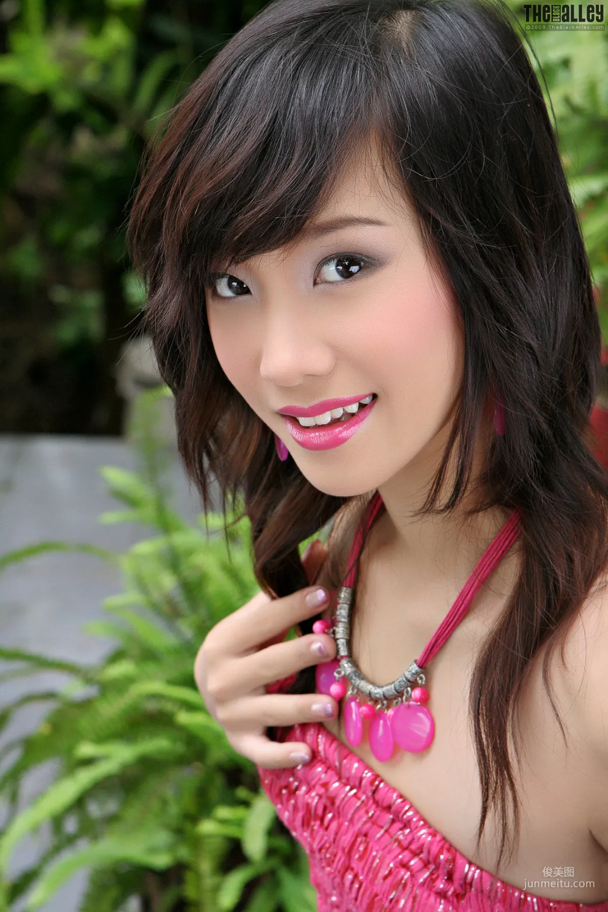 Lolita Cheng《紅色連衣裙軟妹》 [The Black Alley] 寫真集 8