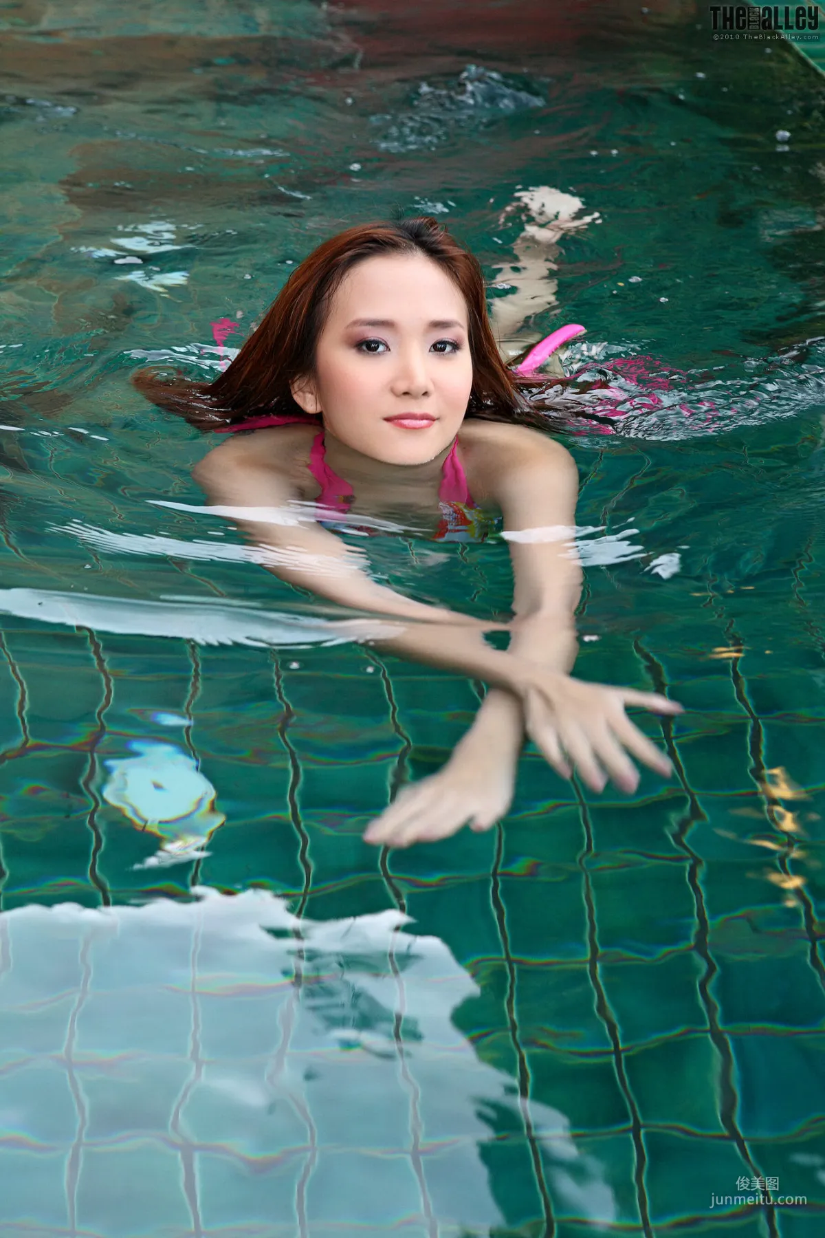Lolita Cheng《泳池比基尼》 [The Black Alley] 寫真集 25