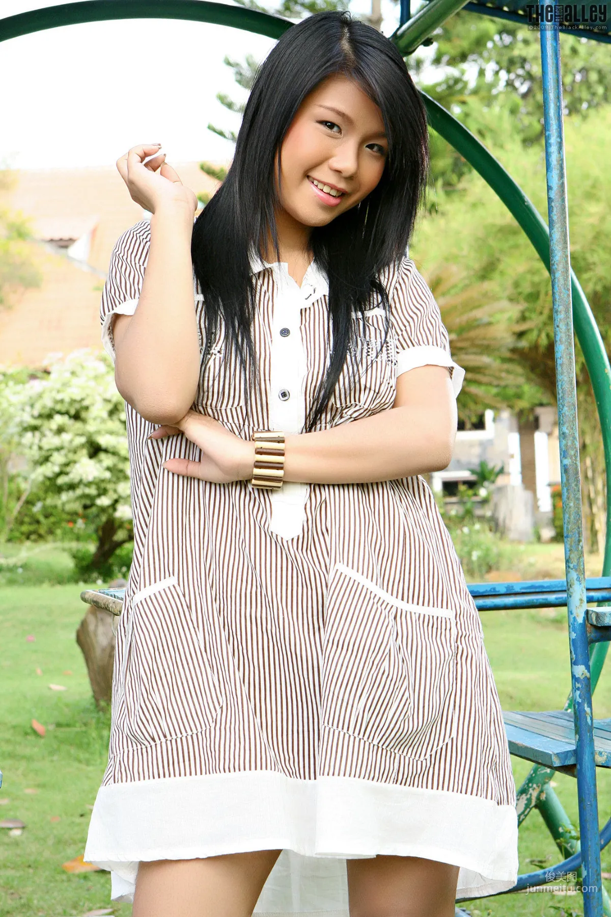 Lora Lee《公园小妹》 [The Black Alley] 写真集1