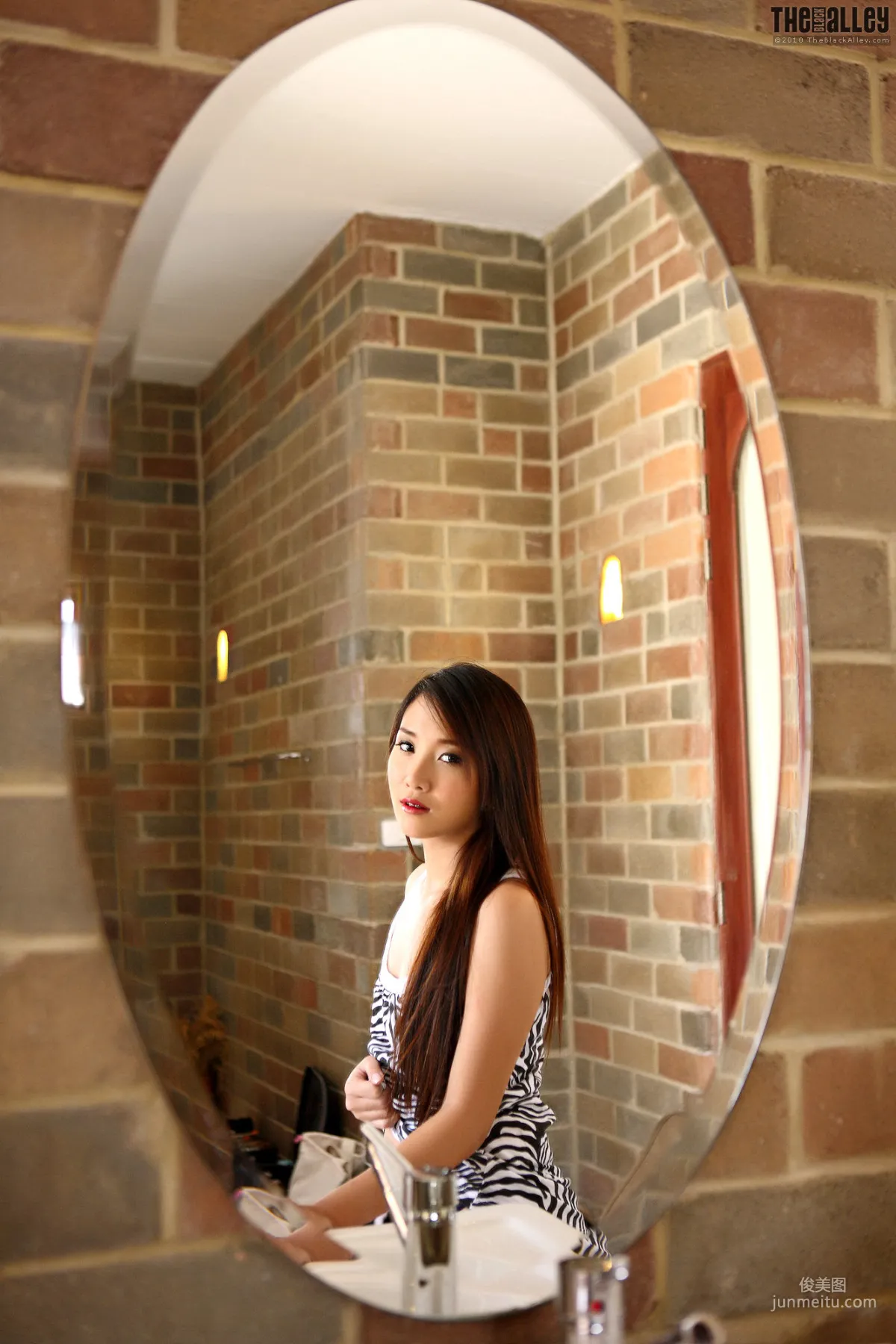 Lolita Cheng《浴室虎紋背心》 [The Black Alley] 寫真集 10