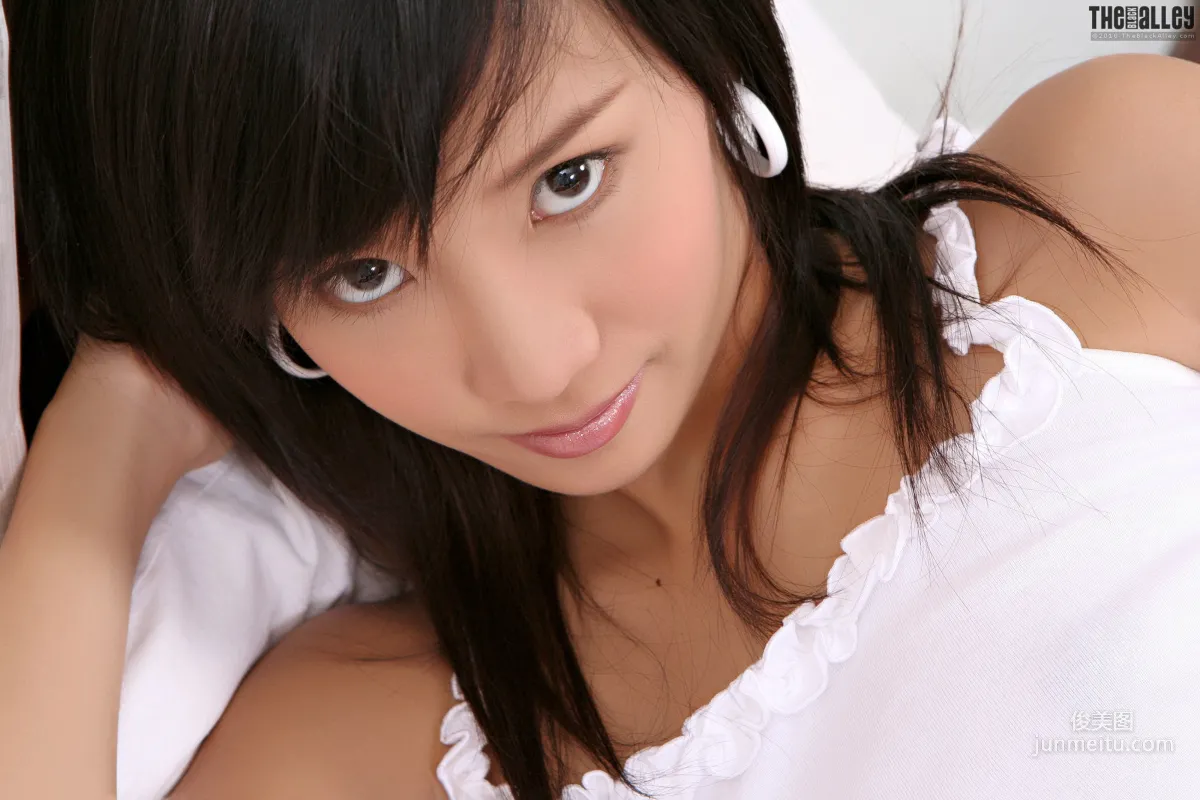 Lolita Cheng《白色小背心》 [The Black Alley] 写真集2