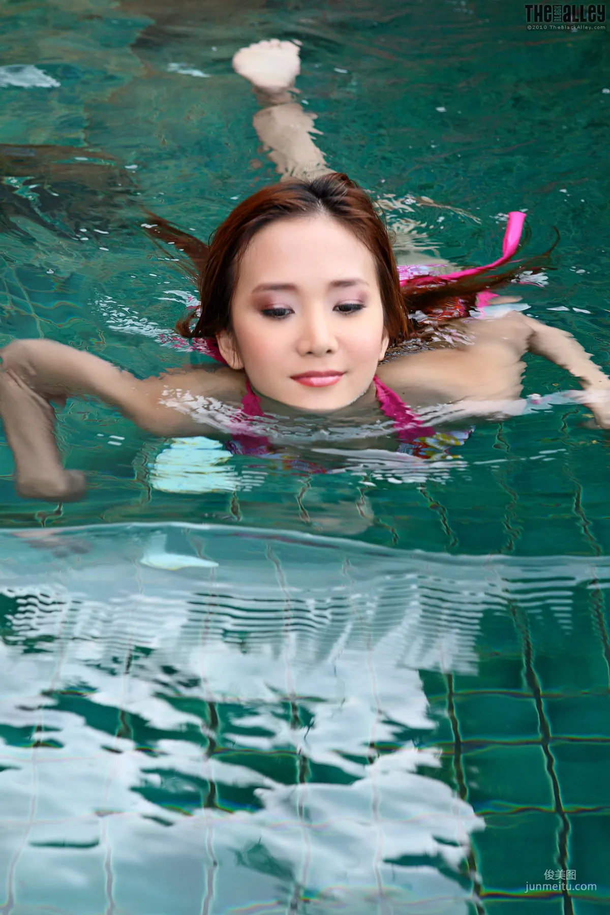 Lolita Cheng《泳池比基尼》 [The Black Alley] 寫真集 26