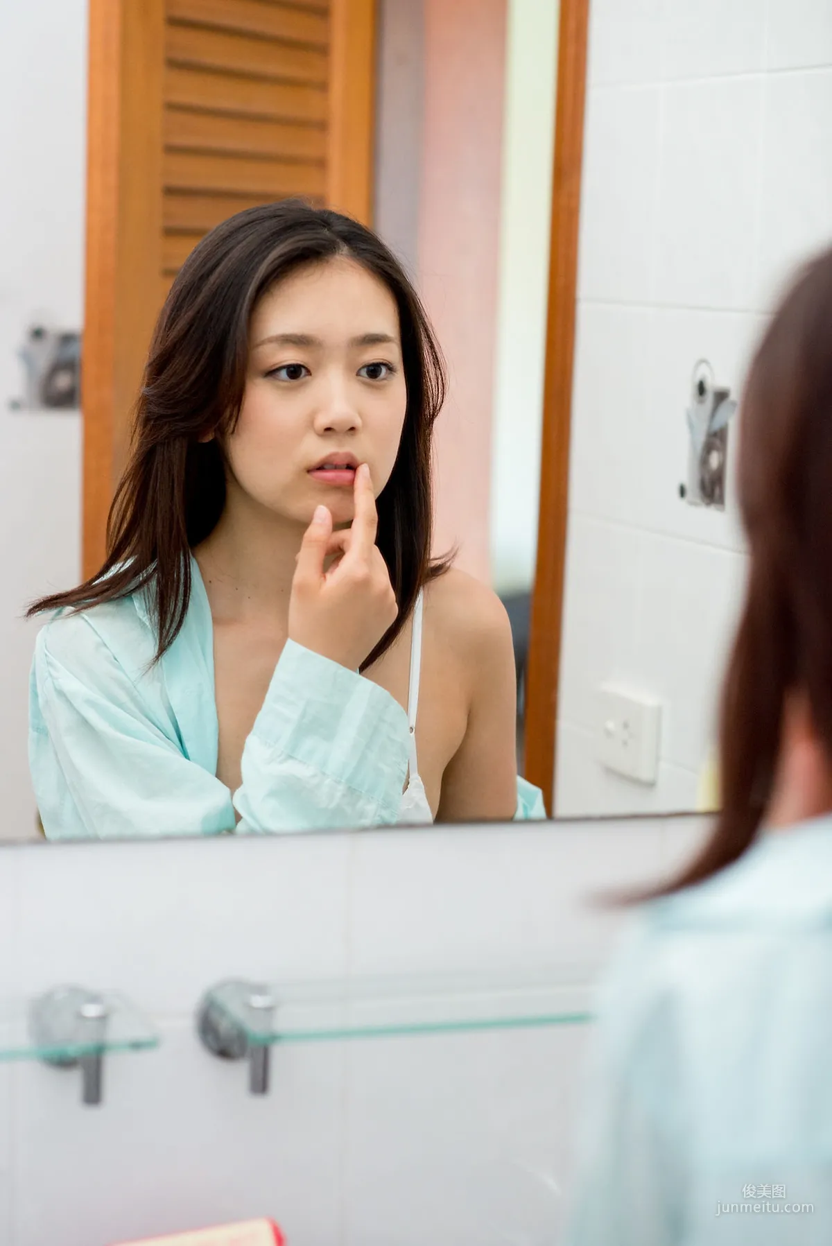 西野小春《居家襯衫+浴室沐浴》 [Minisuka.tv] 寫真集 11