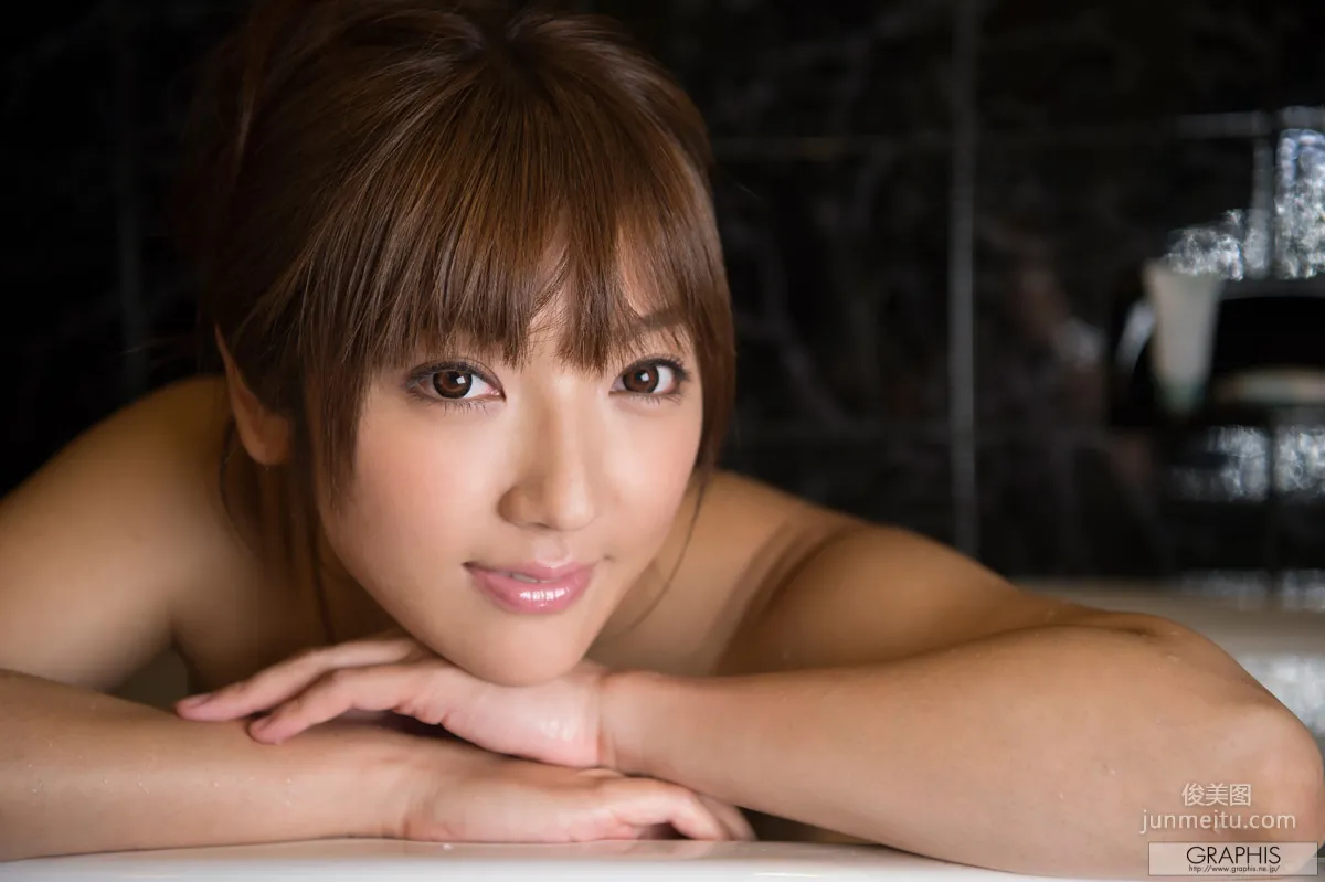 神咲詩織 Shiori Kamisaki [Graphis] Limited Edition 寫真集 14