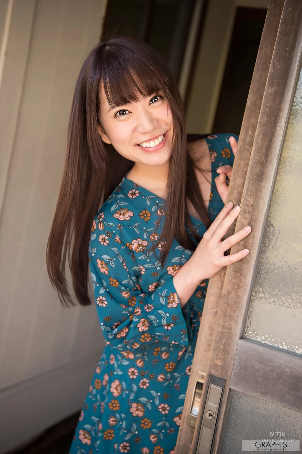 初美りん/初美铃《Look at me!》 [Graphis] Gals 写真集7