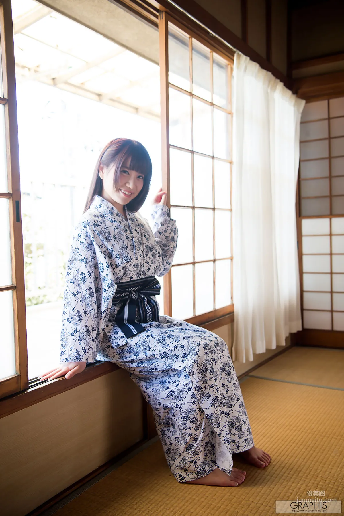 初美りん/初美铃《Look at me!》 [Graphis] Gals 写真集16