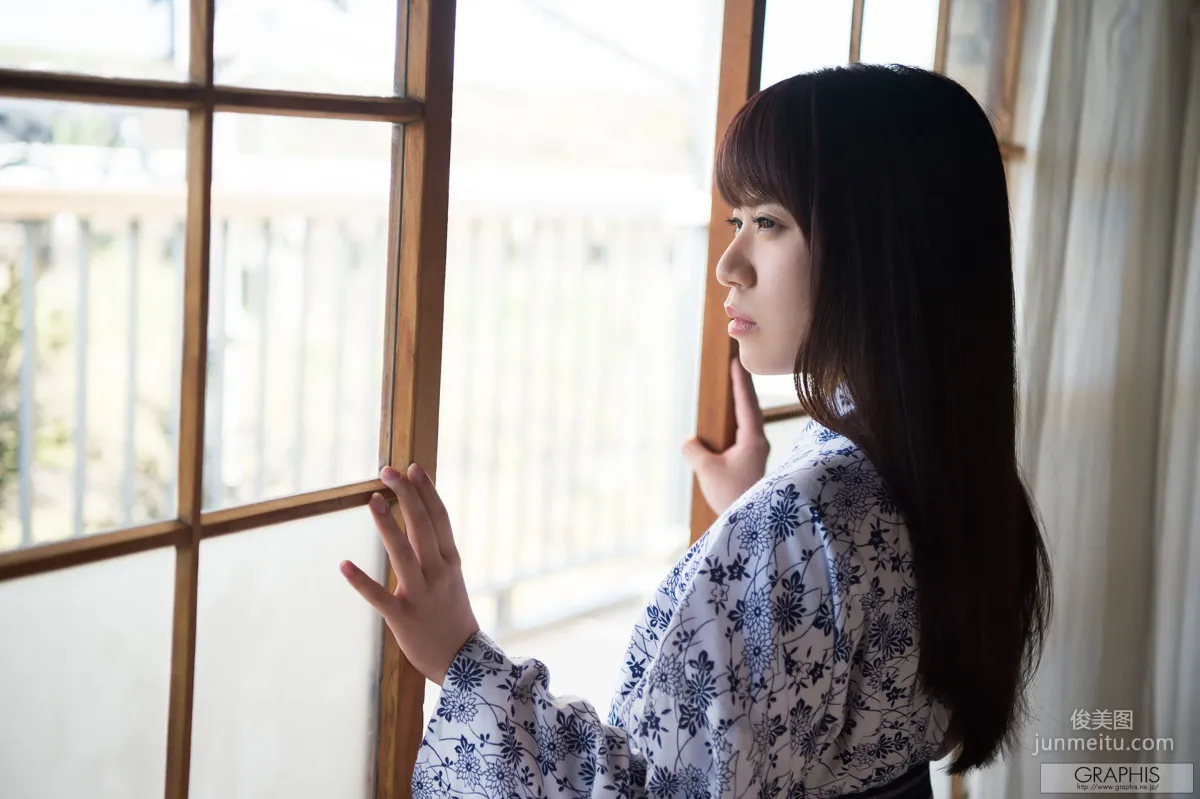 初美りん/初美铃《Look at me!》 [Graphis] Gals 写真集18