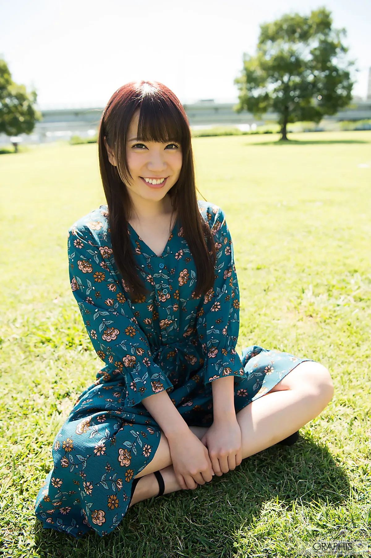 初美りん/初美铃《Look at me!》 [Graphis] Gals 写真集4
