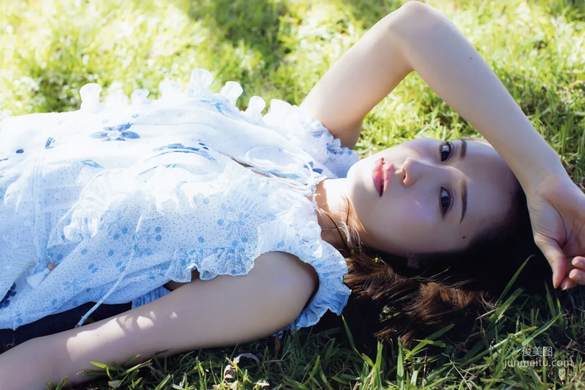 衛藤美彩《話を聞こうか。》 [PhotoBook] 写真集4