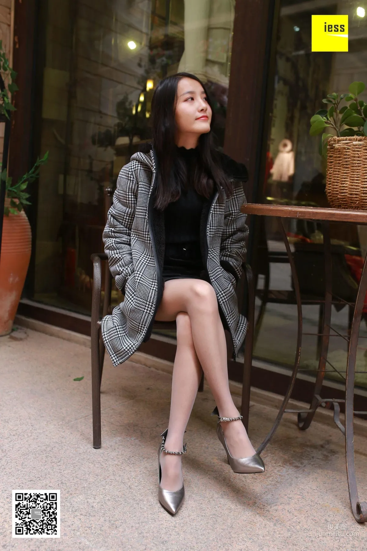 婉萍《婉萍街拍灰絲》 [異思趣向IESS] 絲享家182 寫真集 56
