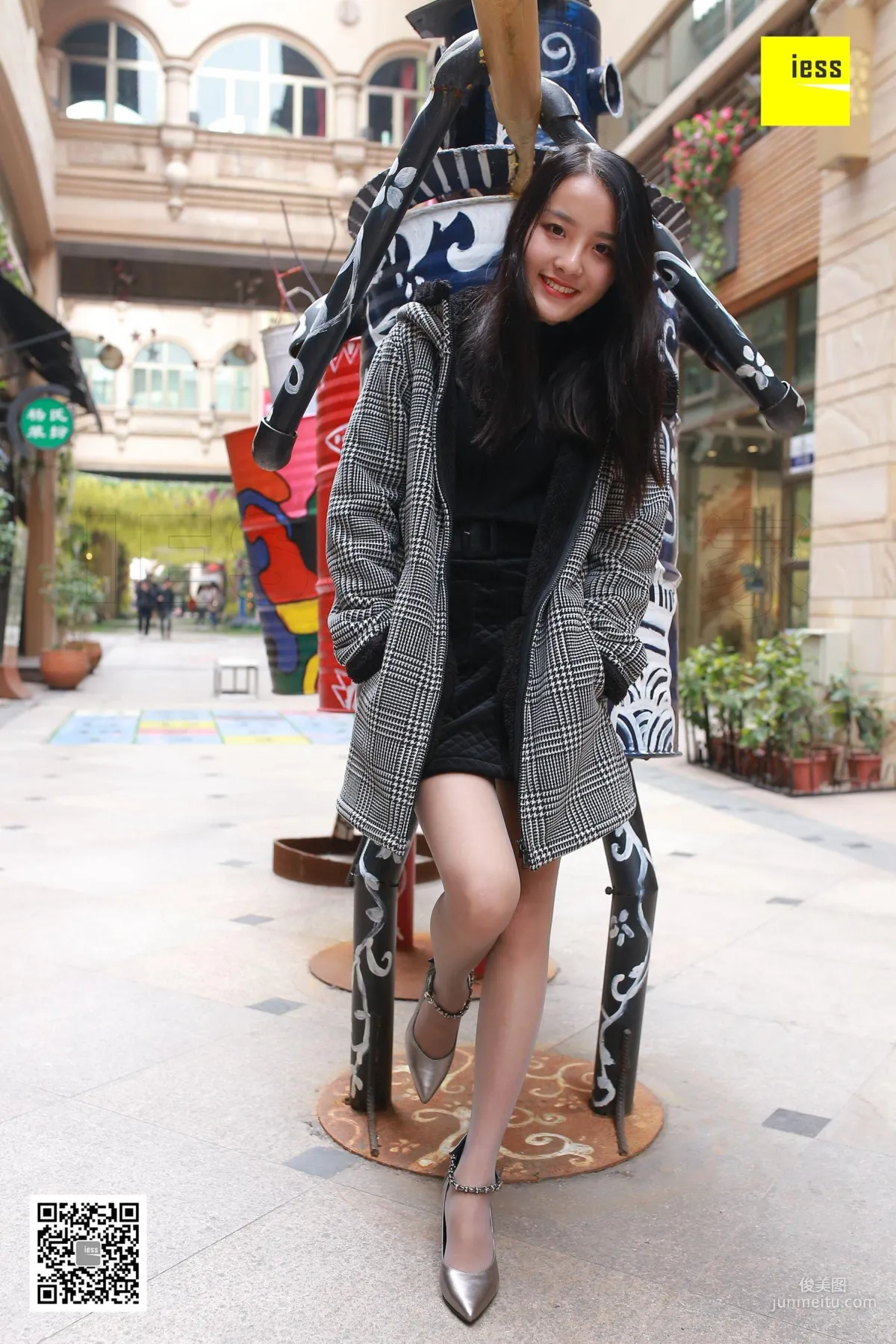 婉萍《婉萍街拍灰丝》 [异思趣向IESS] 丝享家182 写真集1