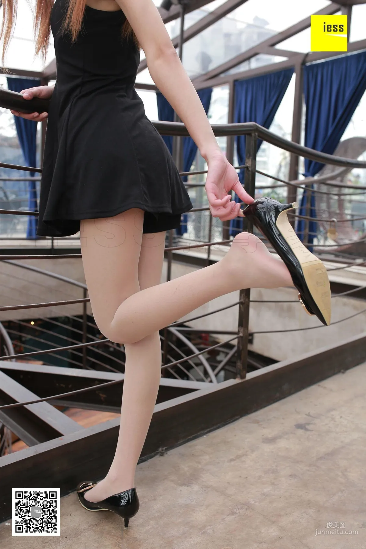 晶晶《吊帶小短裙肉絲》[異思趣向IESS] 絲享家164 寫真集 41