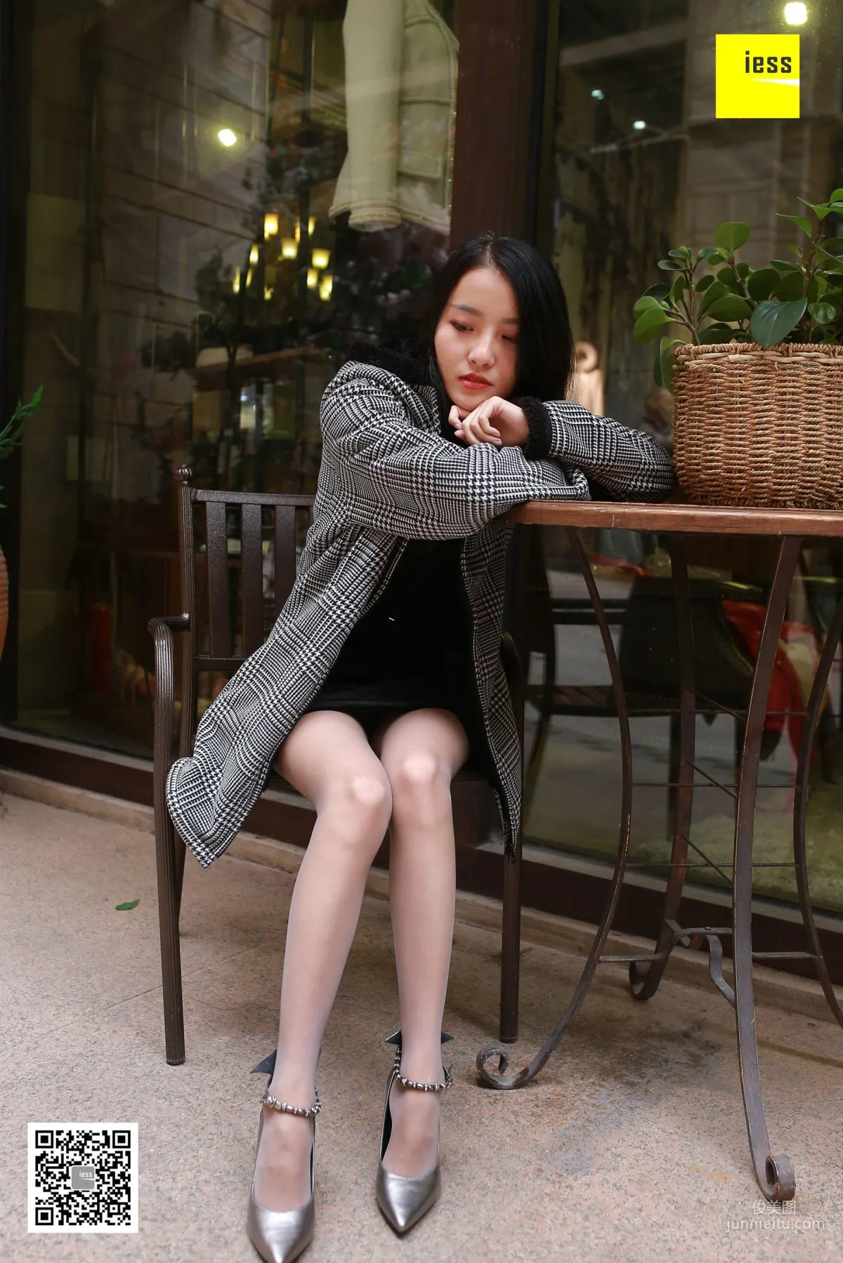 婉萍《婉萍街拍灰絲》 [異思趣向IESS] 絲享家182 寫真集 34