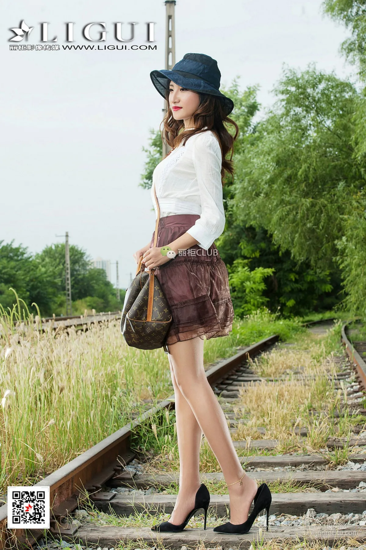 Model 思彤《时尚美腿唯美外拍》 [丽柜Ligui] 写真集1