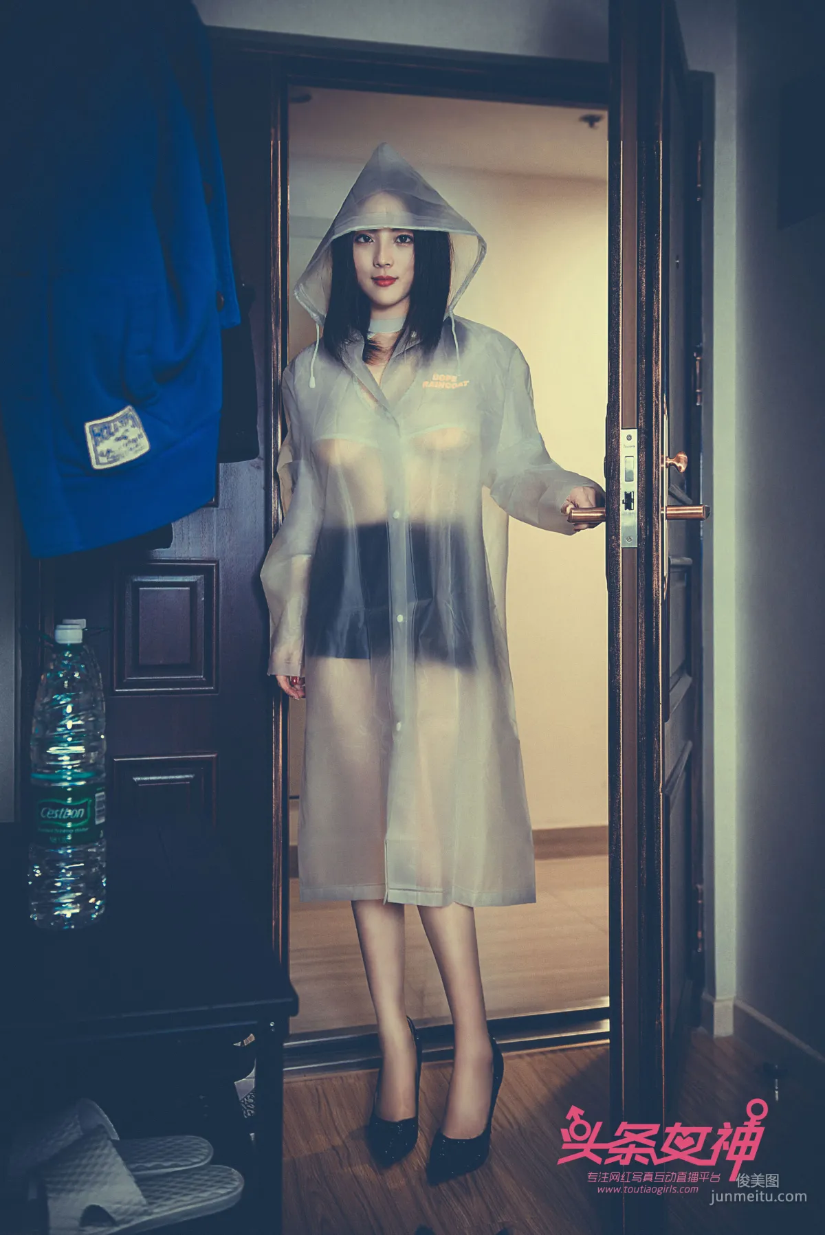 迪爱儿《雨衣修水》 [头条女神Toutiaogirls] 写真集1