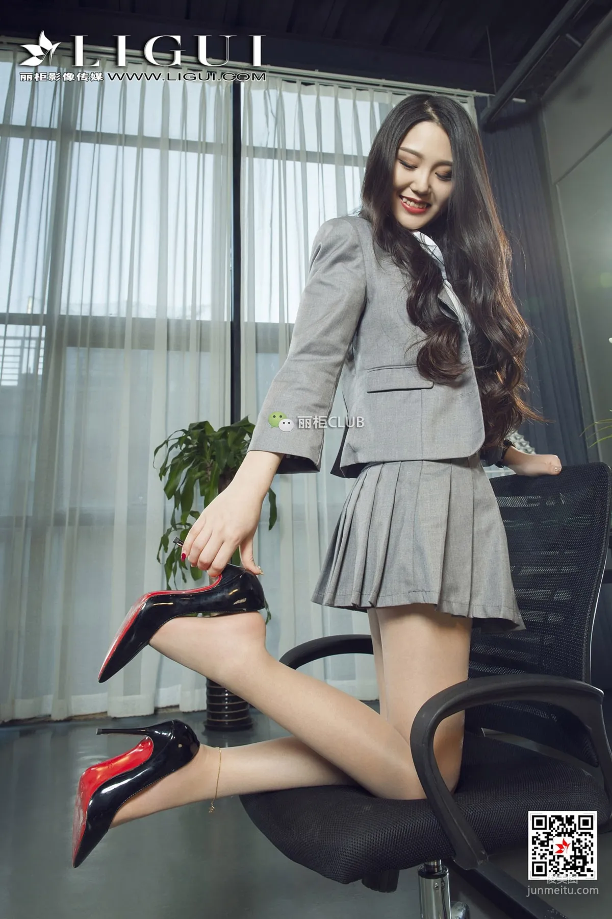 Model 腿模桐桐《办公室OL肉丝》 [丽柜Ligui] 写真集68
