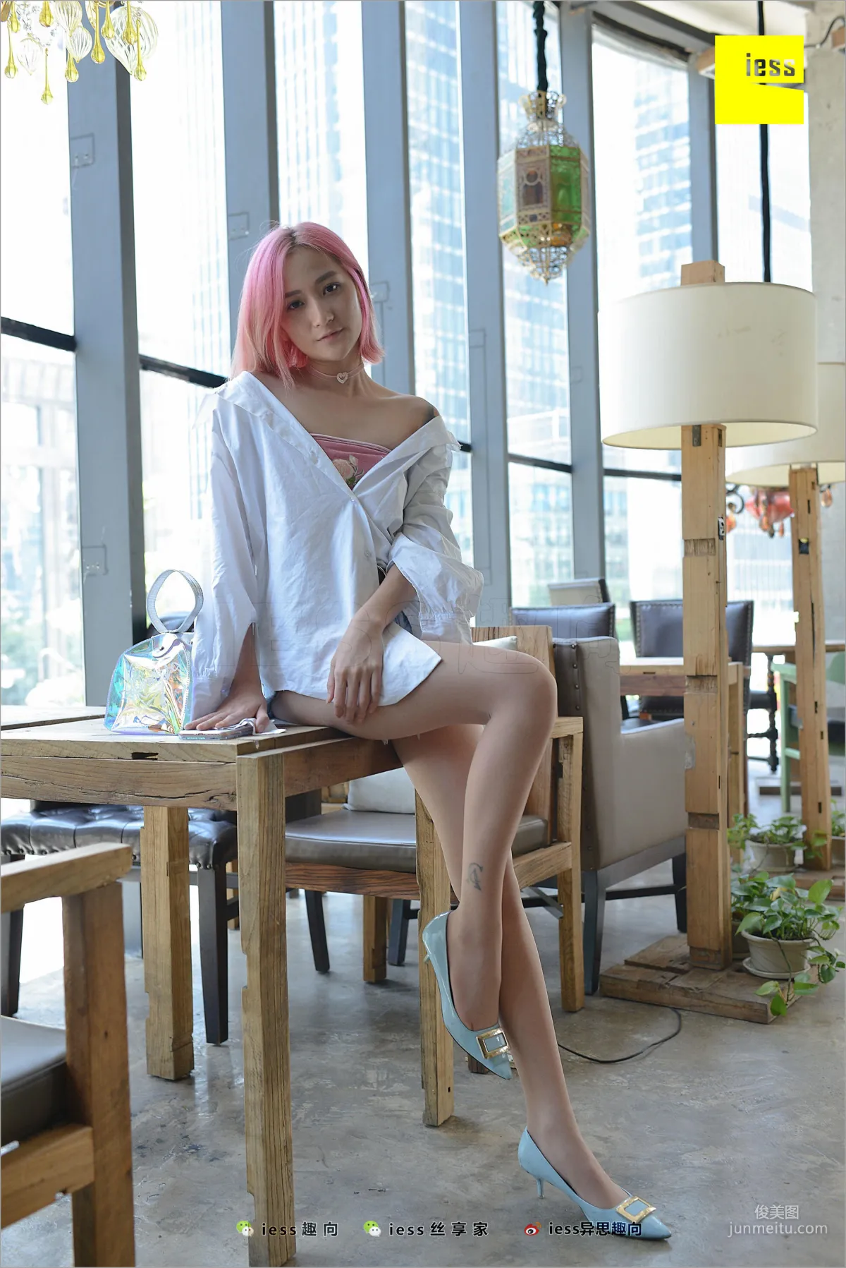 潇潇《黑絲女神的紅藍黃》 [異思趣向IESS] 絲足便當228 寫真集 45