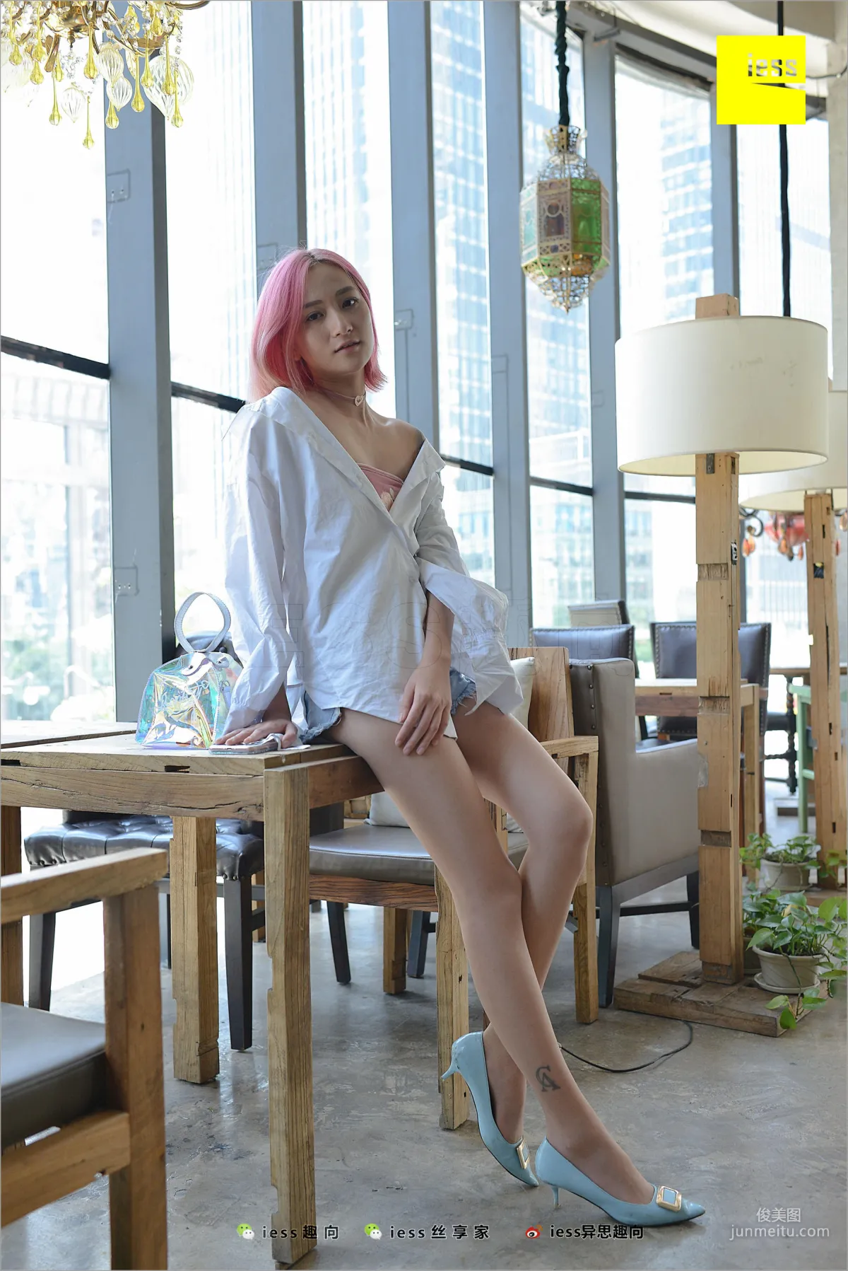 潇潇《黑絲女神的紅藍黃》 [異思趣向IESS] 絲足便當228 寫真集 46