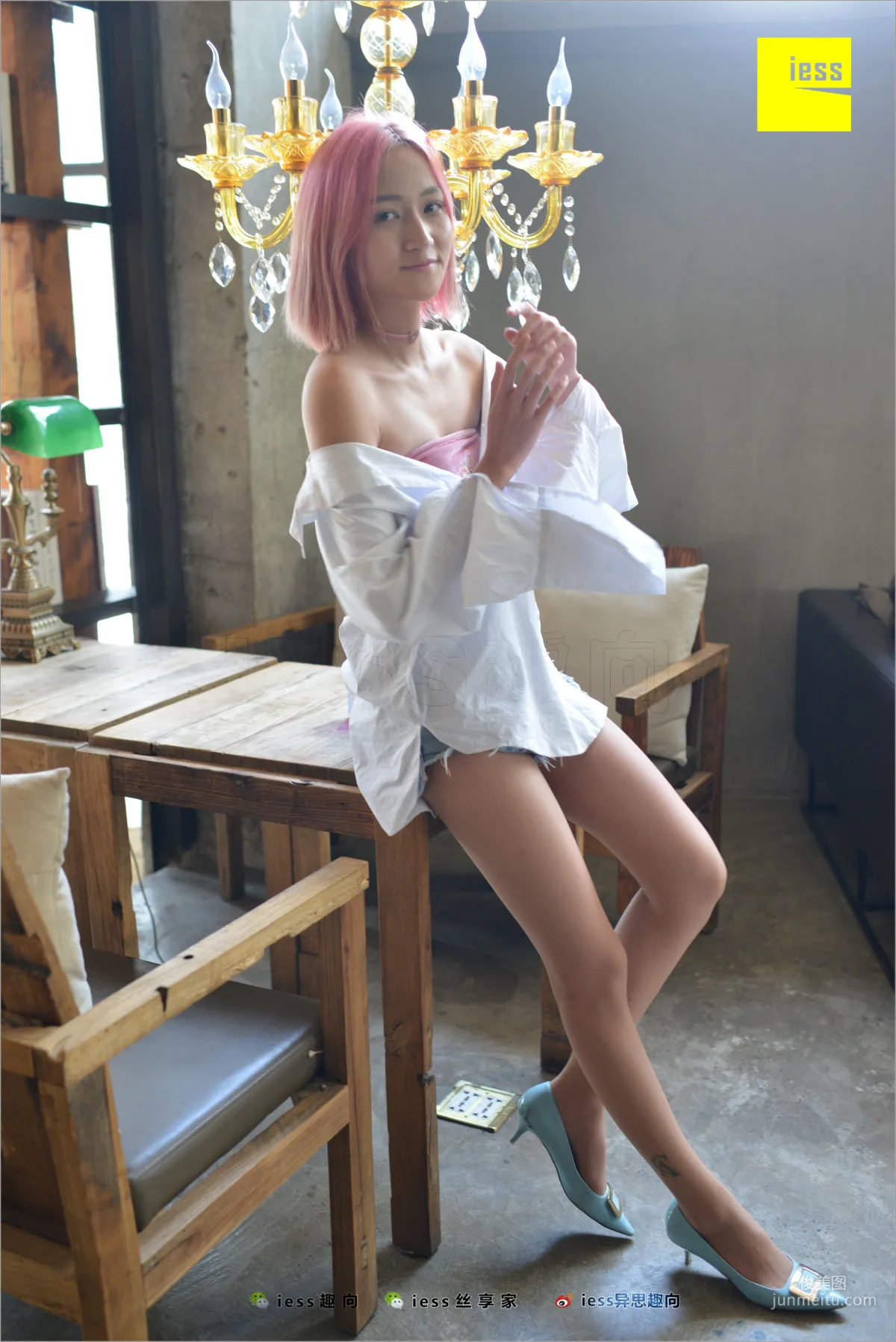 潇潇《黑絲女神的紅藍黃》 [異思趣向IESS] 絲足便當228 寫真集 22