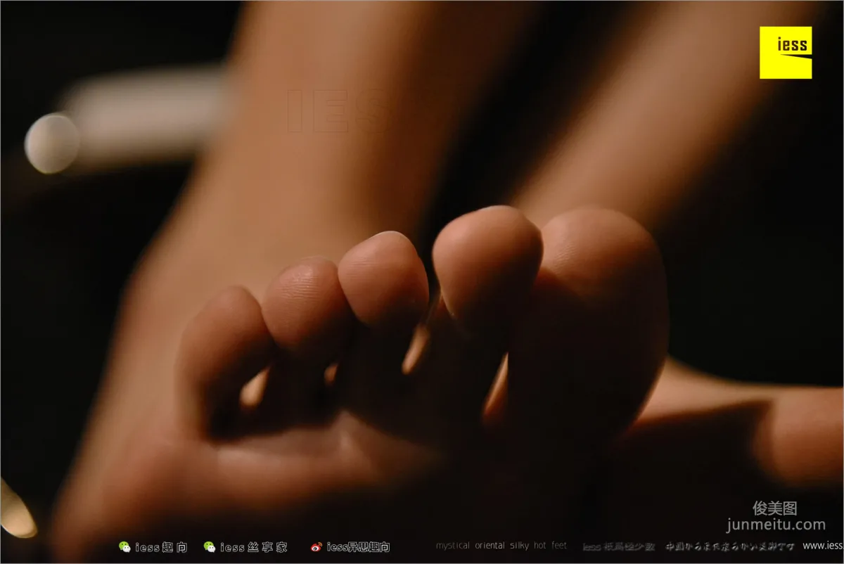 Julia君君《台灯下的裸足》 [异思趣向IESS] 丝足便当219 写真集47