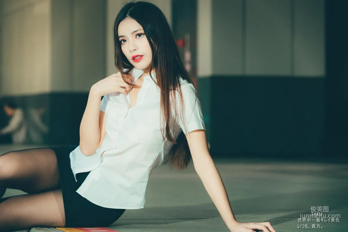 [台灣網紅美女] 黃書庭 OL黑絲外拍 寫真集 9